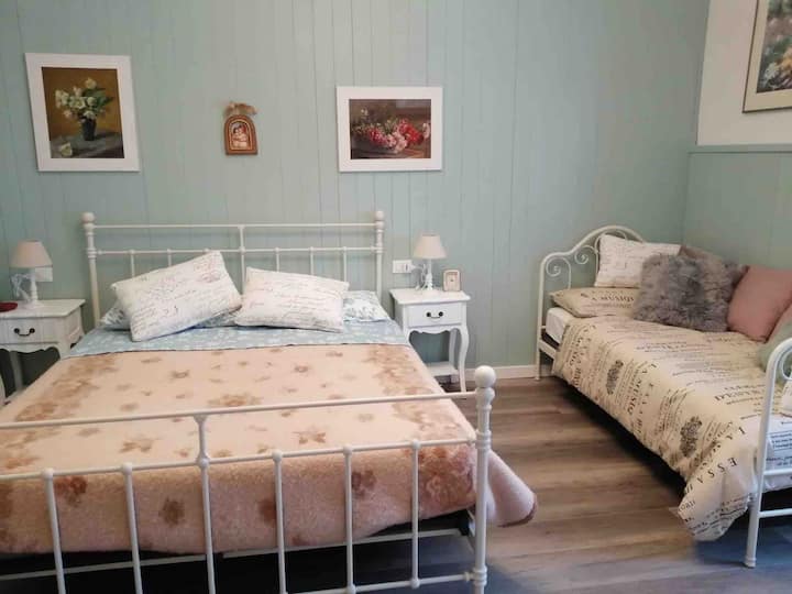 Dormitorio en la planta superior con cama tamaño queen y cama individual.