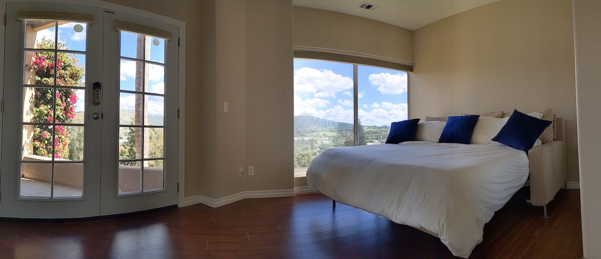 غرفة نوم للضيوف مع أريكة بمقاس كبير قابلة للسحب باللون البيج. مريح للغاية إما كأريكة أو سرير. تلفزيون مقاس 50بوصة مثبت أيضًا على الجدار (غير مصور)