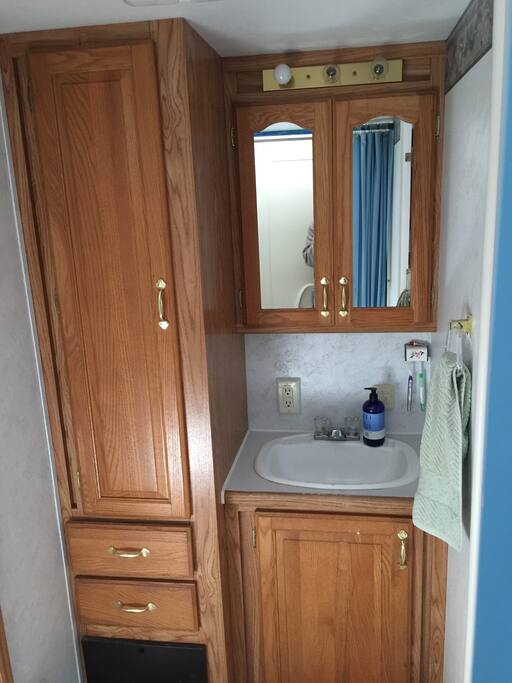 Clean and full bathroom. We provide towels and small soaps.