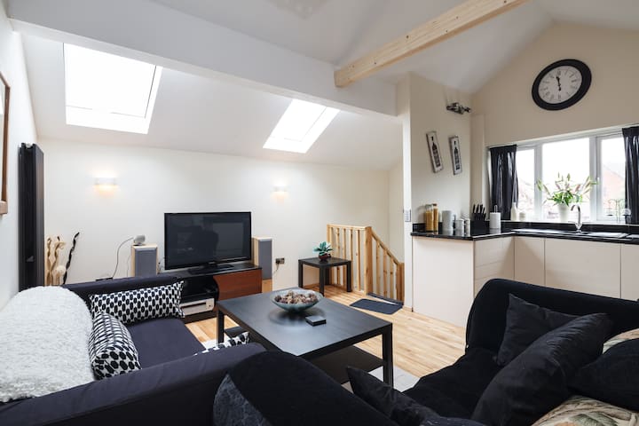 Modern Loft Apartment private entrance parking