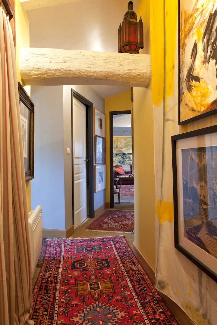 Charming attic apartment. Flats for Rent in Nimes, Languedoc