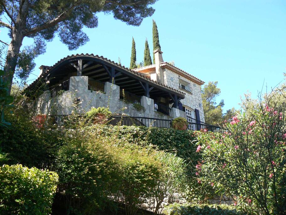 La maison vue du jardin