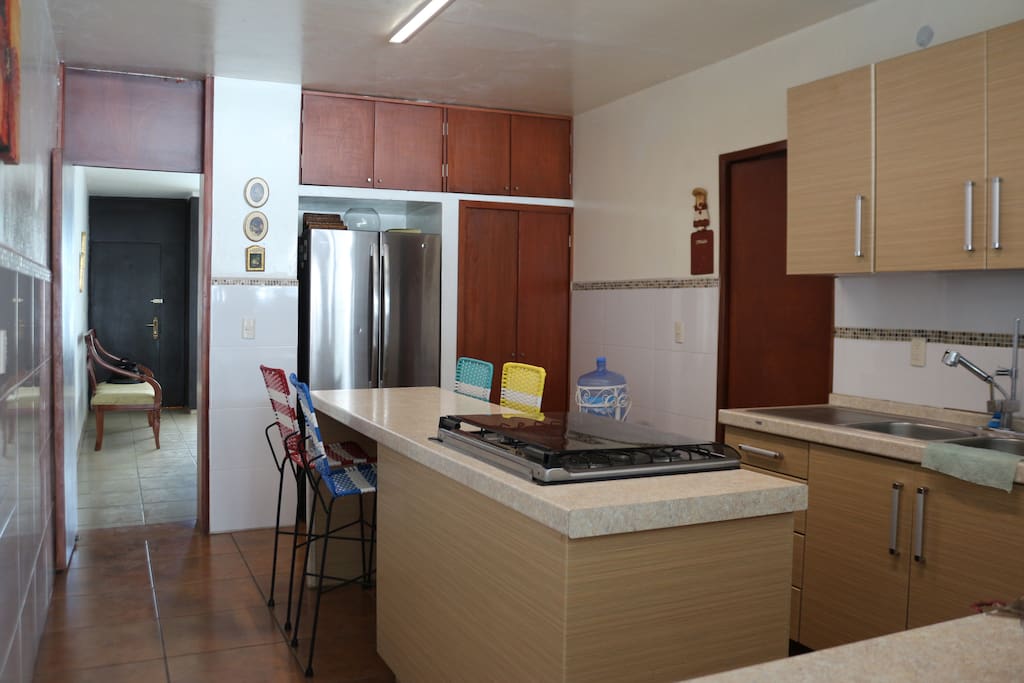 Cocina totalmente equipada con Refrigerador, estufa y eléctricos.