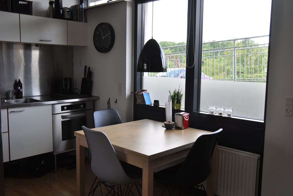 Køkken-alrum med plads til spisning.