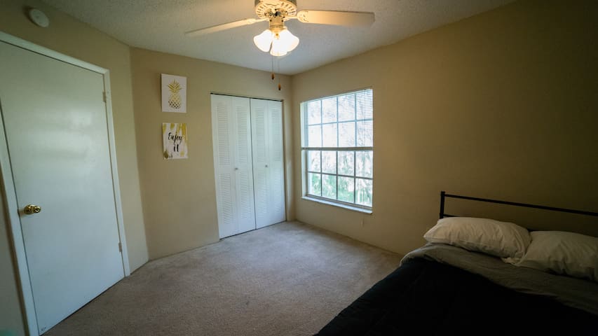 Private bed & bath in Tampa near Busch Gardens