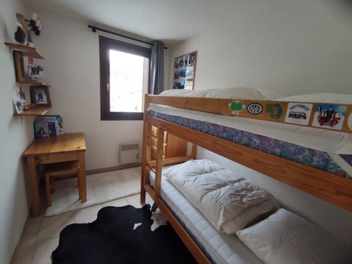 Chumba cha kulala cha ghorofa ya 1 kilicho na vitanda vya ghorofa. Mwonekano mzuri wa risoti. Dawati dogo na kabati la kujipambia.