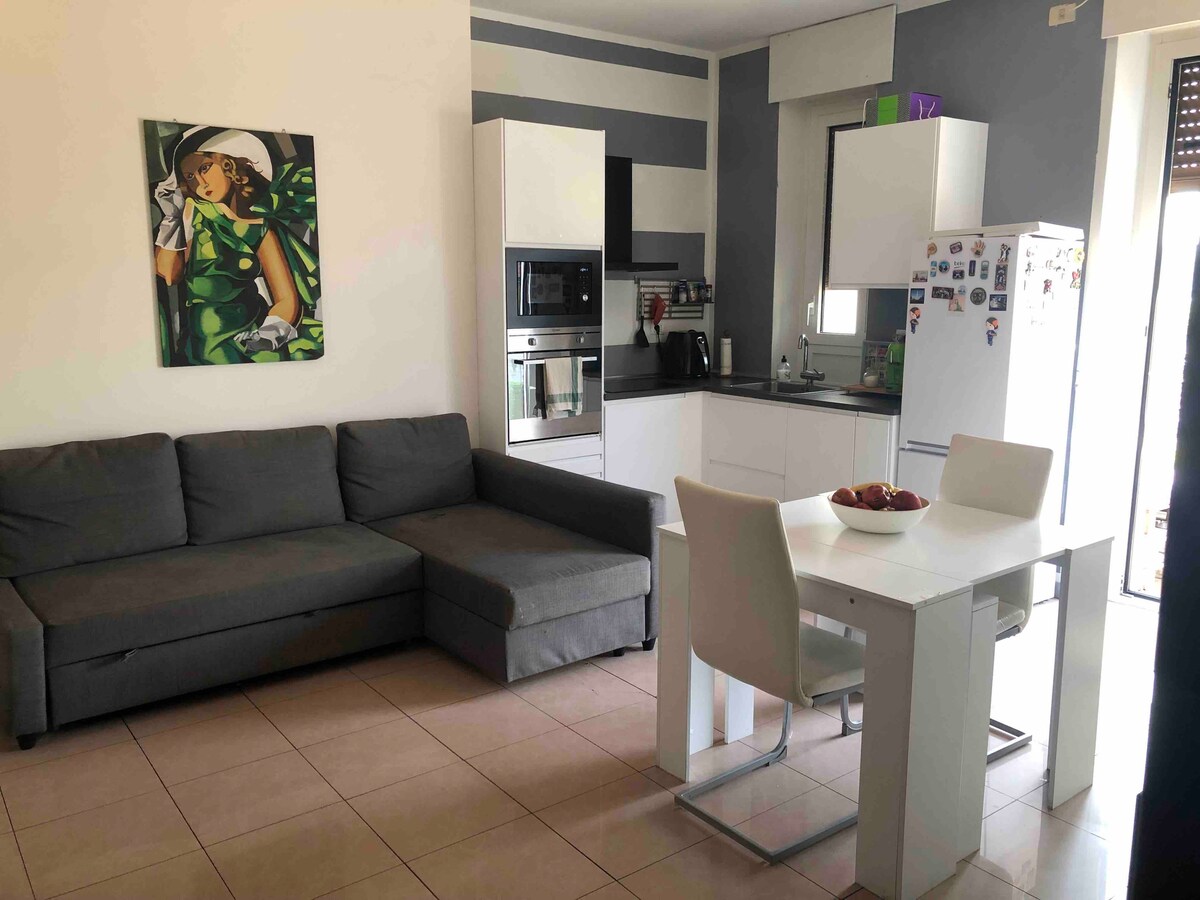 พื้นที่เปิดโล่งพร้อมห้องนั่งเล่นและครัว 