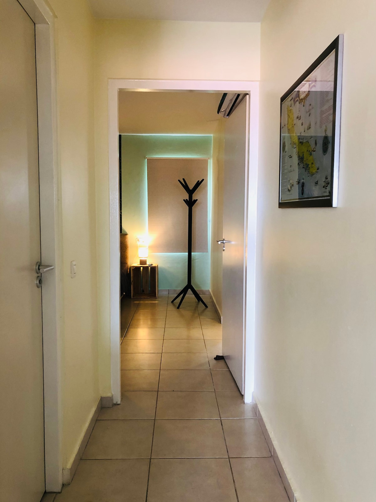 Njia ya ukumbi hadi chumba cha kulala cha Master