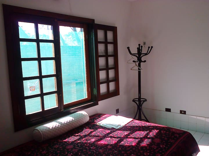 dirisha lililochunguzwa na chumba cha kulala