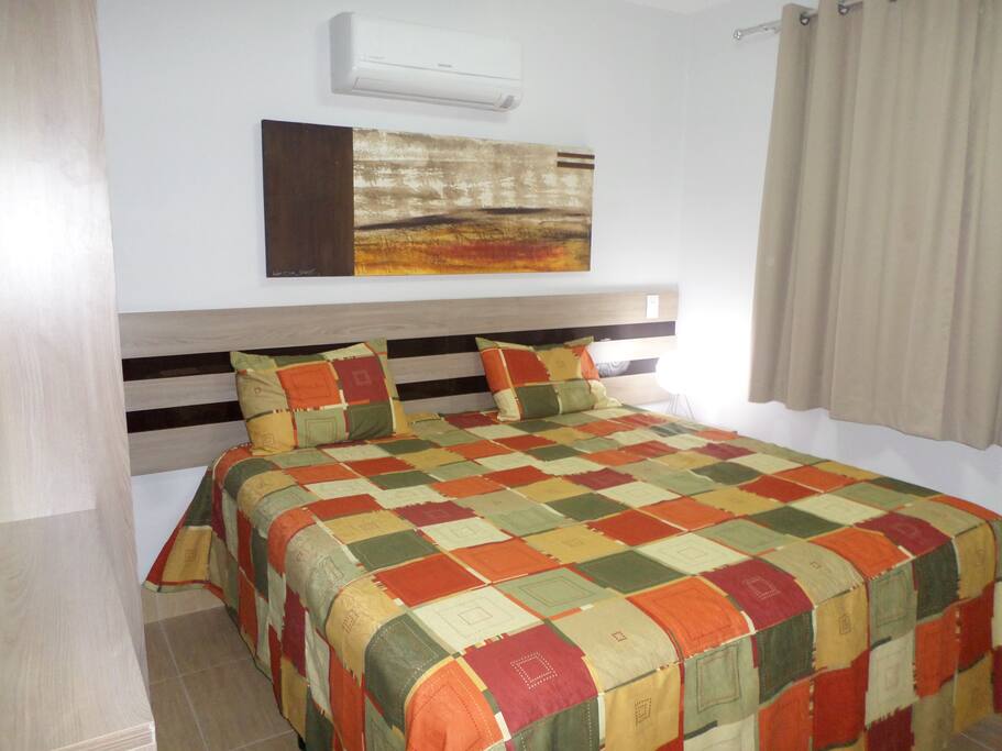 Cama King Size com colchão tipo Box; ar condicionado e TV LCD 32"