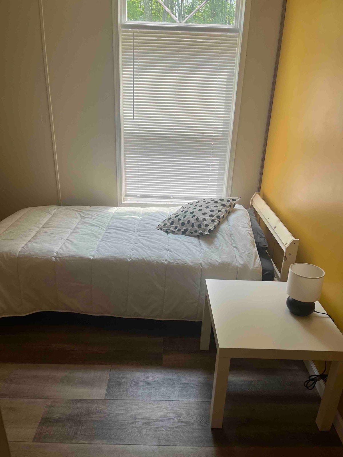 Dormitorio 3. Colchón doble nuevo.  Armario con perchas. 