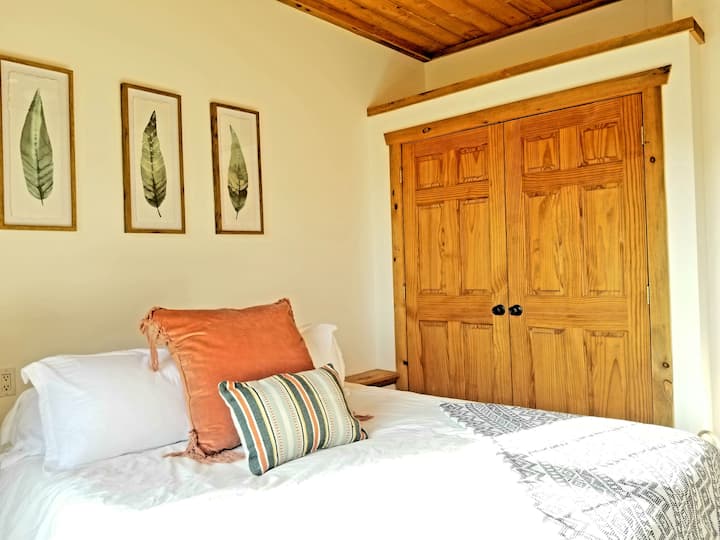 غرفة النوم رقم2
تحتوي الغرفتان 2 و 3 على خزانة كاملة