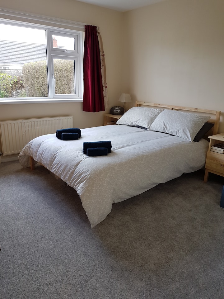 سرير بحجم كبير وسرير أطفال قابل للطي.