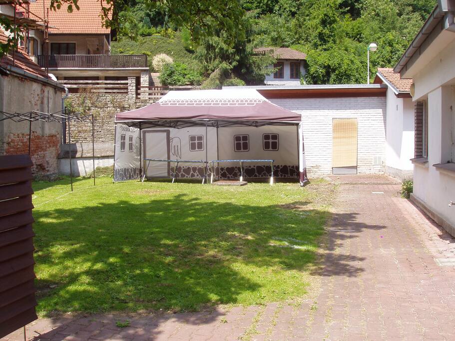 zahrada s možnosti grilovaní a parkování nebo parkování v garaži