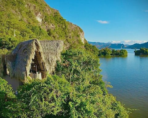 Hermosa Cabaña en la Represa de Prado Tolima.