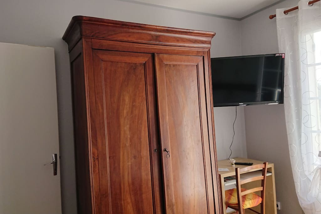 Armoire, bureau et télévision mis à disposition dans votre chambre