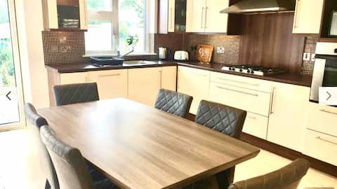 Top Airbnb: Shangri La Spacious Town House free carpark in Killarney