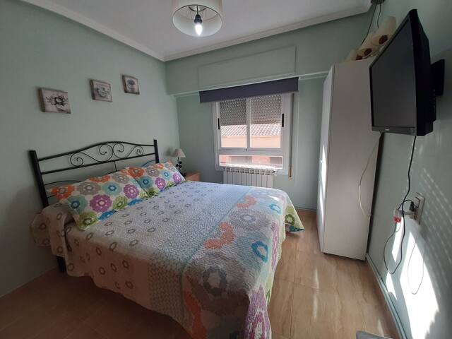 Habitación privada y céntrica. luz, TV y desayuno!