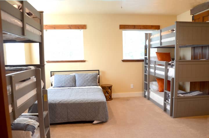 Spavaća soba na katu s 1 bračnim krevetom (160x200) i 2 kreveta na kat