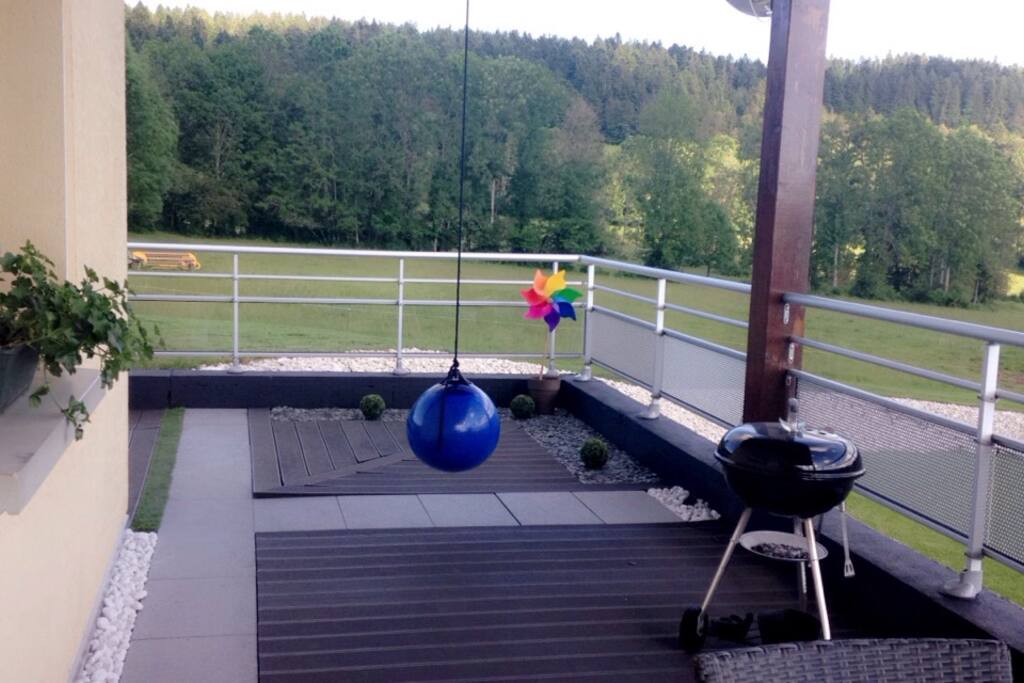 Possibilité de profiter du barbecue ainsi que de la balançoire ball pour les petits et les grands