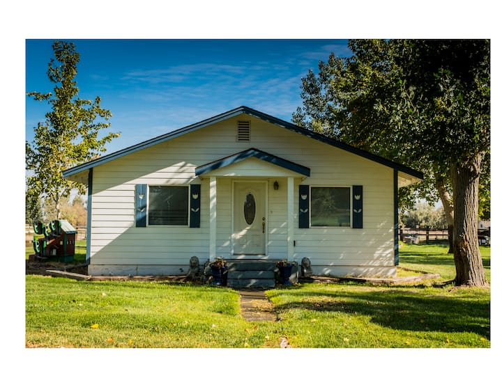 Beautiful Farmhouse, Parklike Setting-Entire House