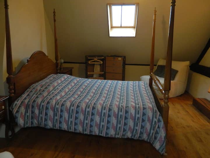 Една спалня, с двойно легло и два фотьойла