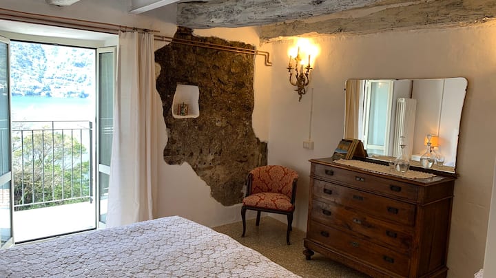La sala de techo de madera y su balcón