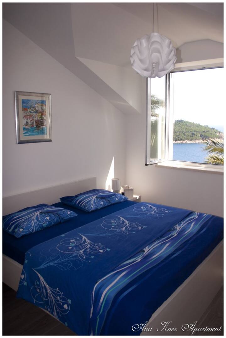 Bedroom with spectacular view to Old town and island Lokrum