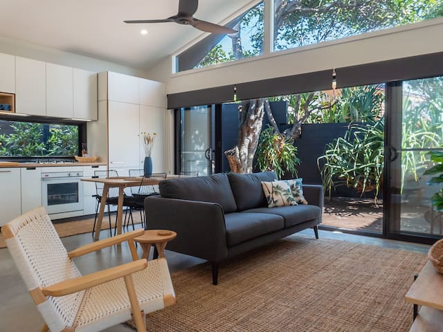 Wattle St Beach House- steps from the beach!