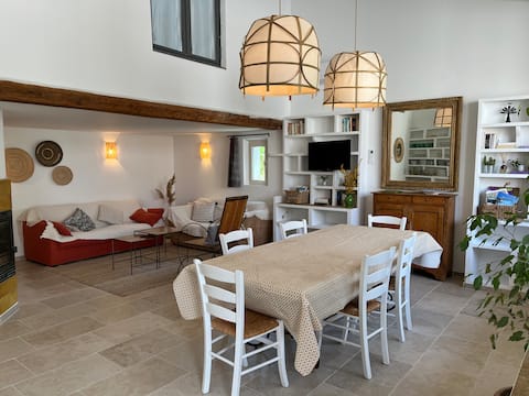 Villa at the foot of the Luberon, lavender fields