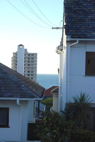 Spacious contemporary apartment gallery image 4