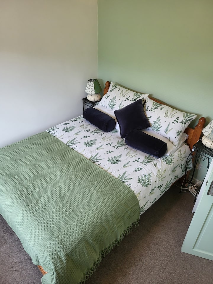 Bračni krevet (širine 180 - 200 cm) s gumicom od memorijske pjene i madracem s oprugama. Ispod ovog kreveta nalazi se jedan madrac od memorijske pjene za hitne slučajeve kako bi 5. osoba mogla spavati na podu u slučaju izvanrednih okolnosti.