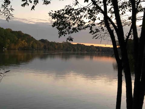 Riverfront log cabin in the heart of the valley
