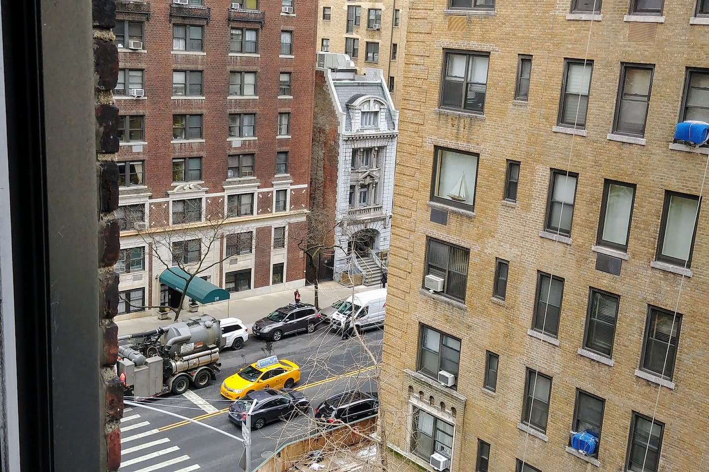Manhattan doorman building 71st St. & West End Ave Apartments for
