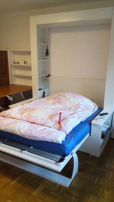 Das Bett öffnet sich auf das Sofa!