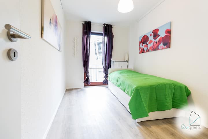 בחדר השינה היחיד תהיה לכם מיטת יחיד נפתחת.  