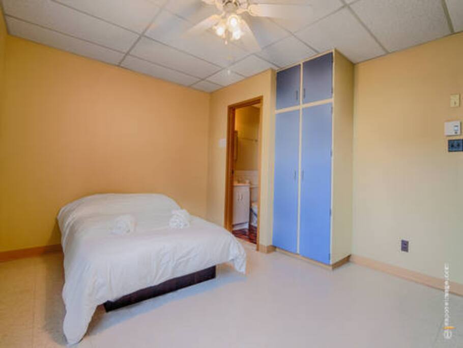 Chambre lit double. Privé avec serrure.
