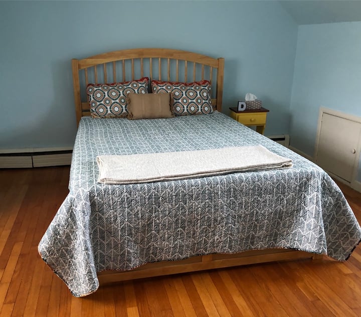 Dhoma e gjumit 3. Dhoma e gjumit në katin e sipërm me krevat dopio "Queen" dhe tavolinë. 