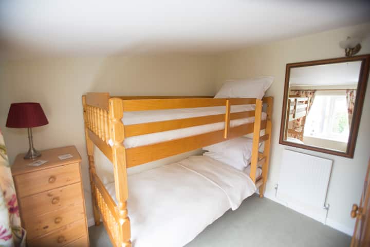 Vitanda vya ghorofa ya watu wazima katika chumba cha pili cha kulala