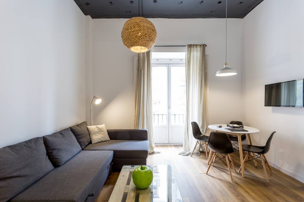 201 Apartamento con vistas a la calle Martín Villa. Muy luminoso en todas sus estancias.