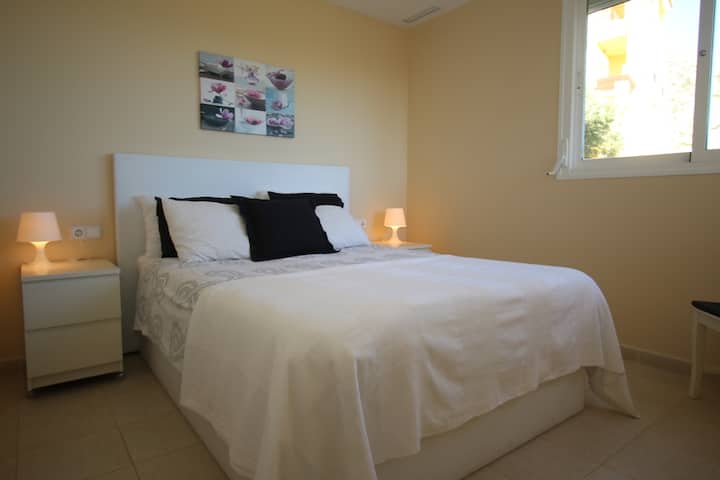 Chumba cha pili cha kulala, chenye mwonekano wa nje wa bwawa