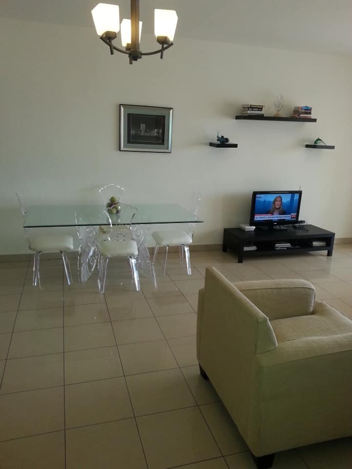 餐桌可容纳8人。