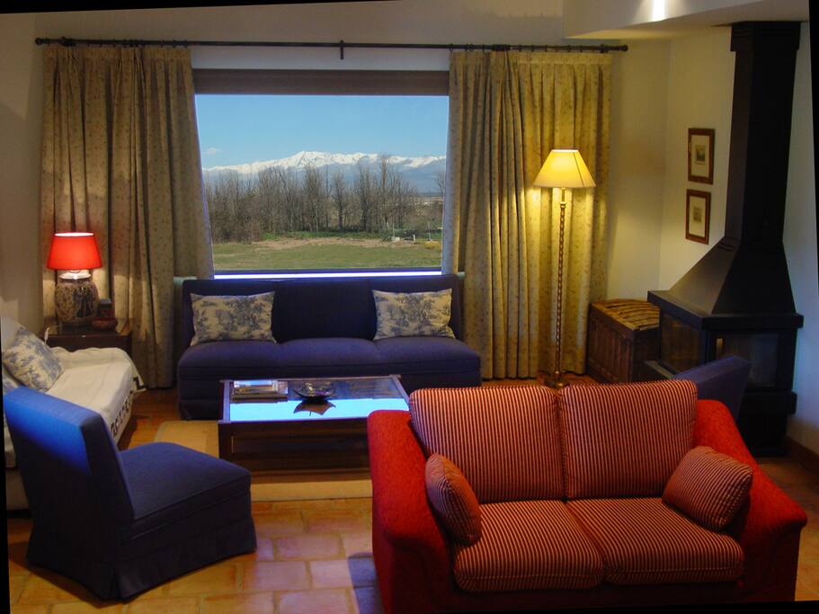 Uno de los salones con vistas a Gredos