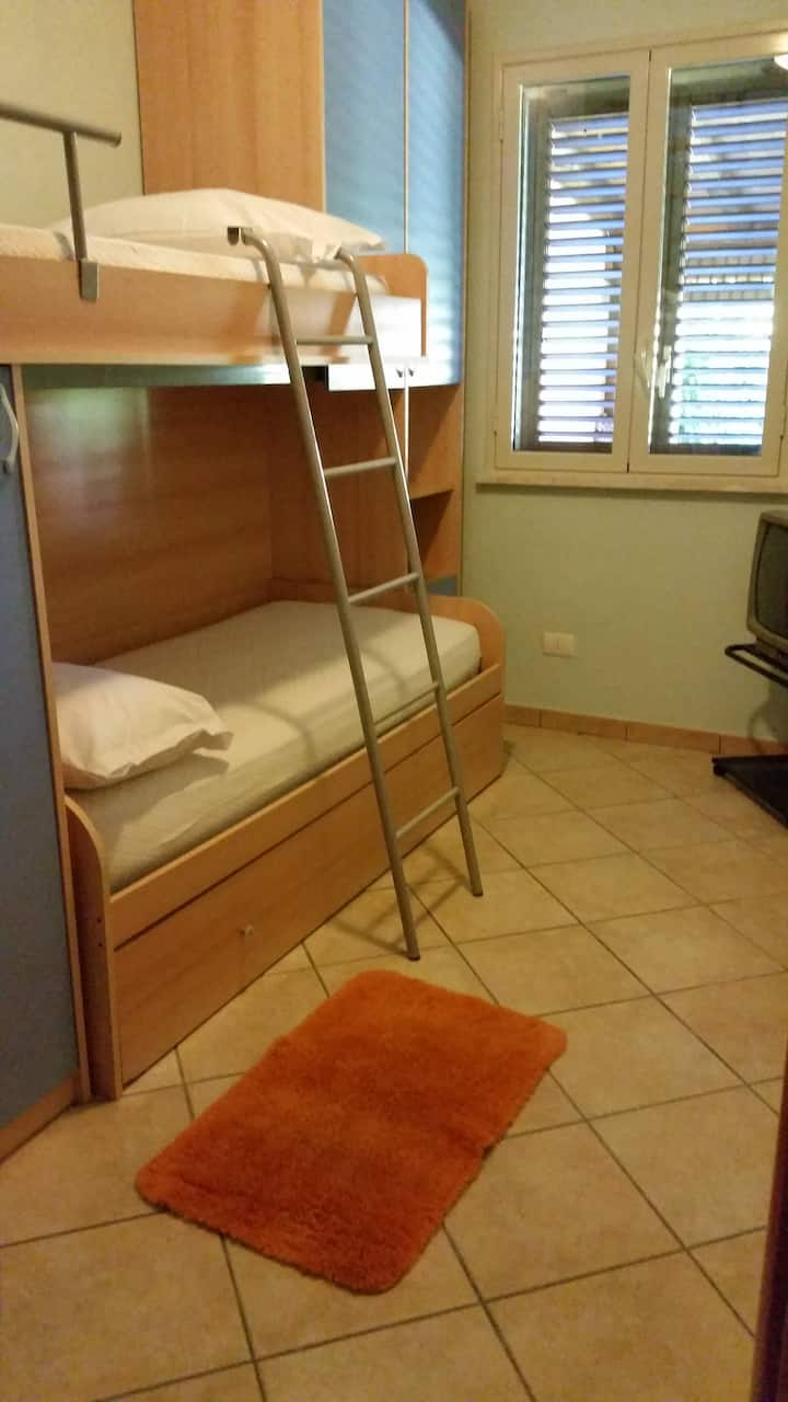 mala spavaća soba 3 kreveta