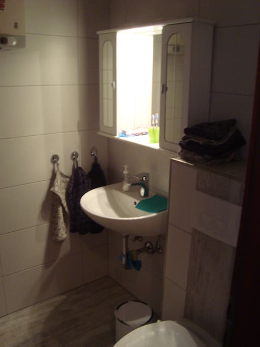 Bad mit Dusche und Waschmaschine