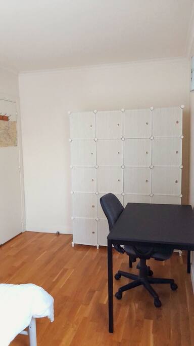 Bureau et rangement dans la chambre