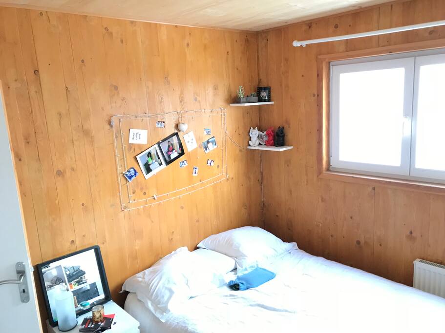 Chambre lumineuse très bien isolée