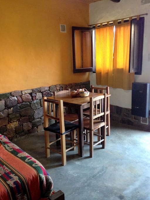 Mesa y sillas para comer dentro del espacio privado