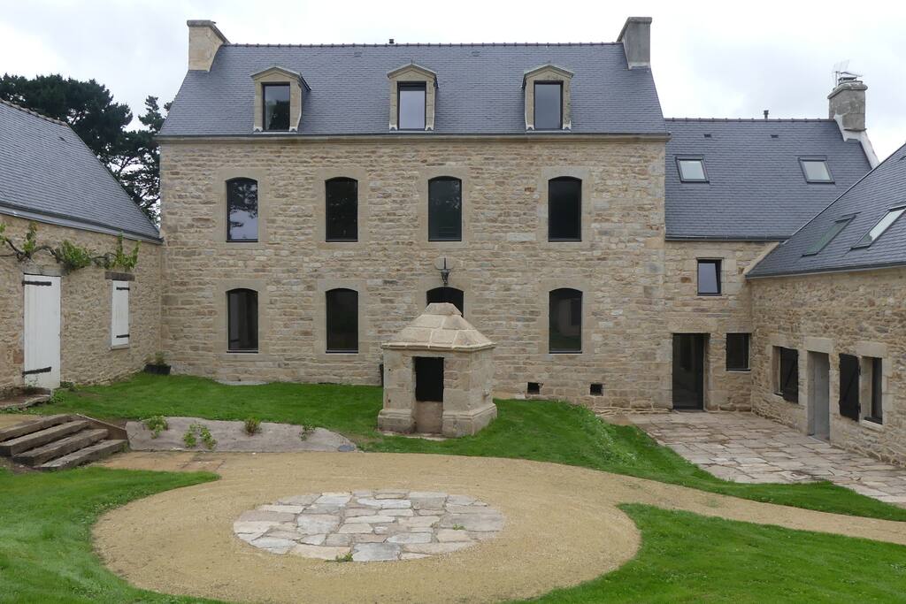 Domaine de Tréouzien. La cour.