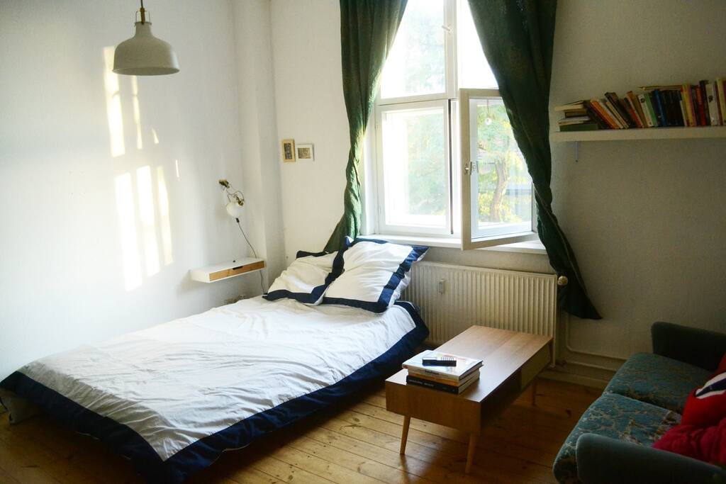 Room 1: Bed